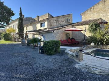 Gîte pour 3 personnes, avec piscine ainsi que jardin et vue à Saint-Estèphe