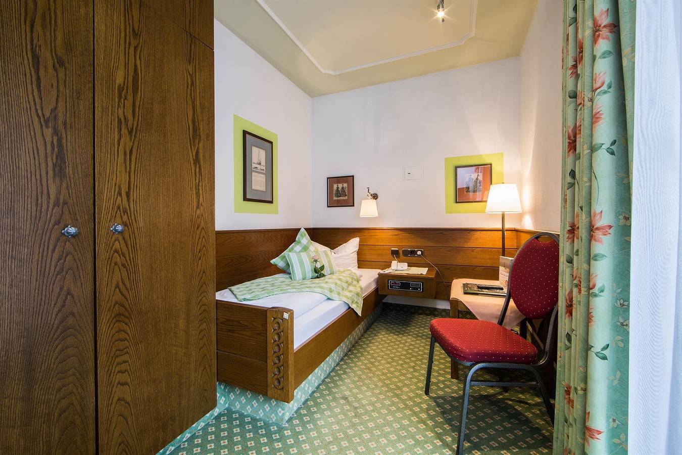 Entire holiday apartment, Einzelzimmer mit Dusche, Wc inkl. Frühstück in Mittenwald, Bavarian Alps