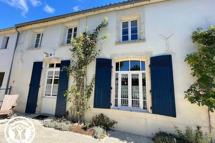 Gîte pour 6 personnes, avec Terrasse ainsi que Jardin et Piscine