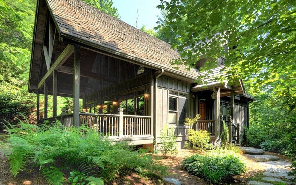Bewaldete Abgeschiedenheit, schneller Zugang zu hochgepriesenem Wandern und der Club. in Lake Toxaway