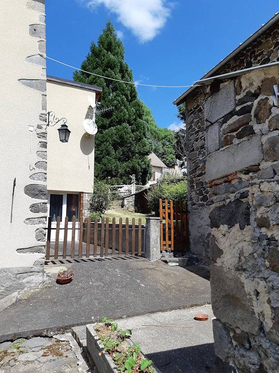 Gîte pour 10 personnes, avec terrasse et jardin, animaux acceptés à Saint-Nectaire - 4