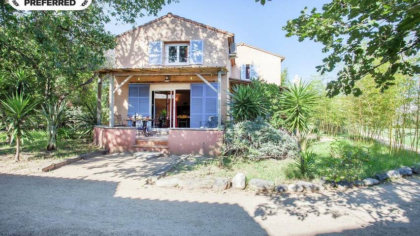 Chalet pour 6 personnes, avec jardin ainsi que terrasse et piscine, animaux acceptés en Corse