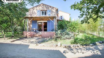 Maison de vacances pour 6 personnes, avec terrasse ainsi que jardin et piscine, animaux acceptés dans Haute-Corse