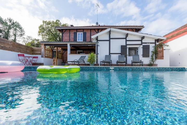 Gîte pour 12 personnes, avec Terrasse ainsi que Jardin et Piscine à Herm
