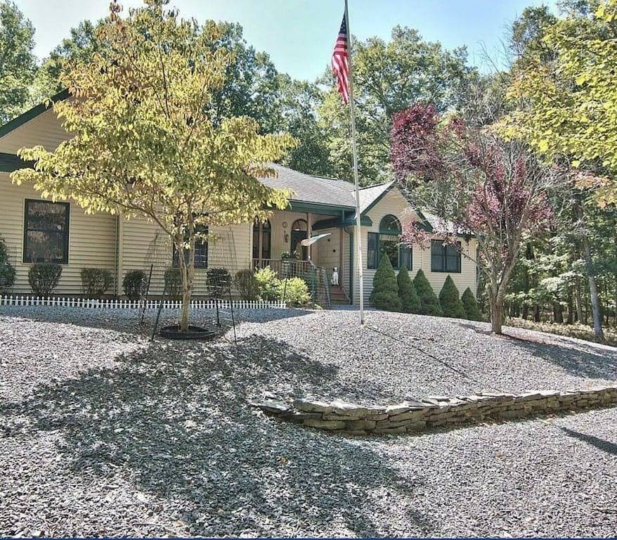 Welcome to our all-season, pet friendly home away from home Pocono retreat. in Masthope, Pike County