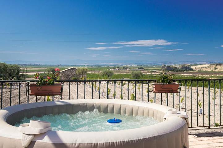 Casa vacanza per 8 persone, con Idromassaggio e Terrazza nonché Piscina e Panorama a Paternò