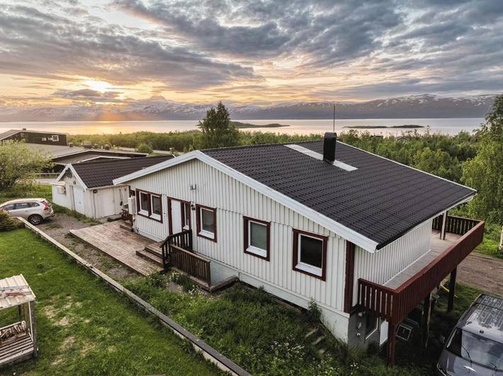 Location de vacances pour 6 personnes, avec jardin ainsi que vue et vue sur le lac à Abisko