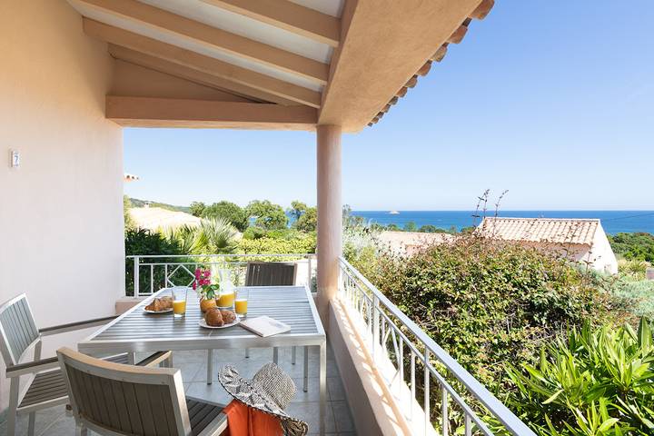 Gîte pour 3 personnes, avec piscine et jardin ainsi que terrasse et jacuzzi en Corse-du-Sud