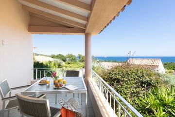 Gîte pour 3 personnes, avec terrasse et jacuzzi ainsi que piscine et jardin en Corse
