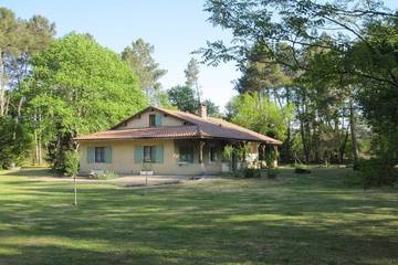 Gîte pour 7 personnes, avec terrasse et jardin dans Sabres