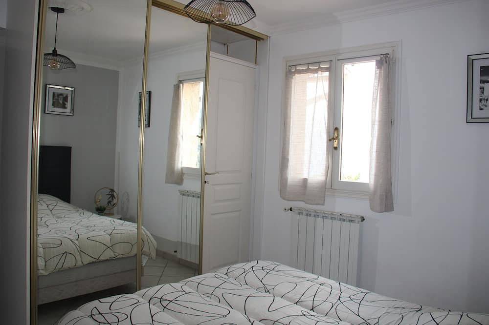 Entire apartment, Charming gite in a mountain villa in Gilette, Nice region