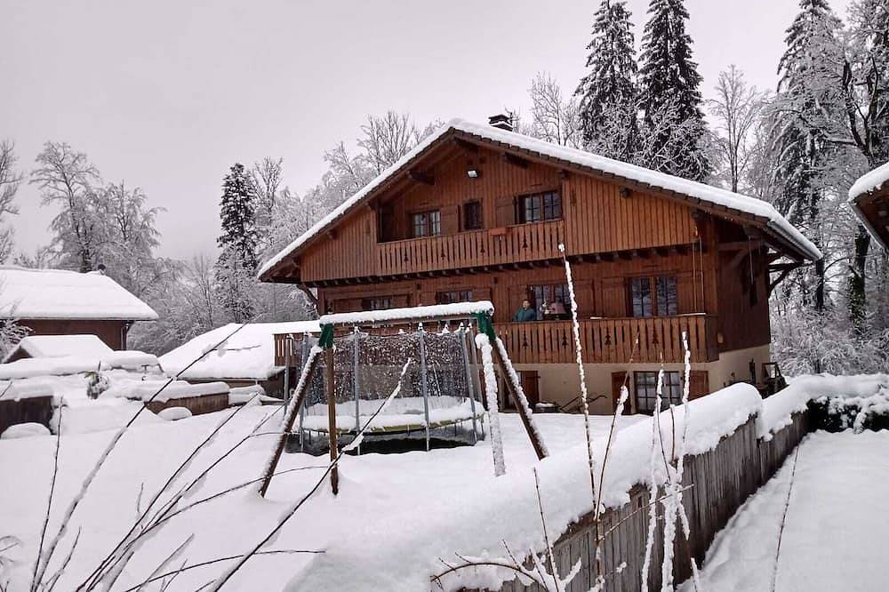 Cosy, mountain-decorated 4-person room with table d'hôtes option in Station de Morillon, Grand Massif