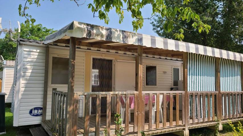 Camping pour 4 personnes, avec terrasse et piscine, animaux acceptés