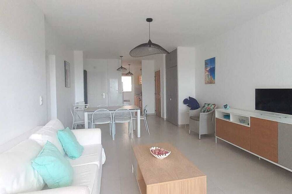 Apartamento entero, T3 sea view Sant Ambroggio with shady garden 2 minutes walk from the beach in Sant Ambroggio, Lumio