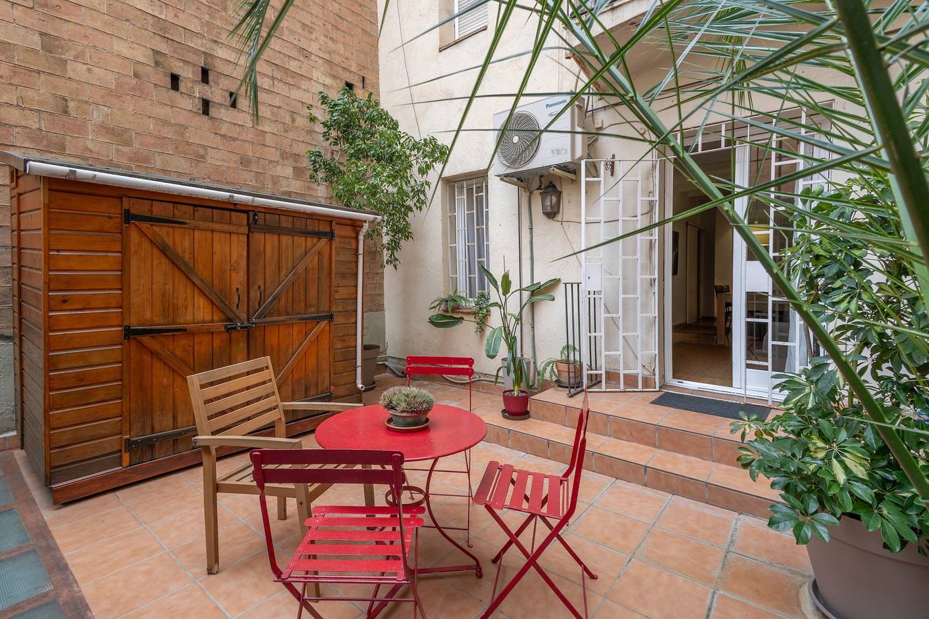 Ganze Wohnung, Apartment „Bailen Garden“ mit privater Terrasse, Wlan und Klimaanlage in Barcelona Zentrum, Barcelona