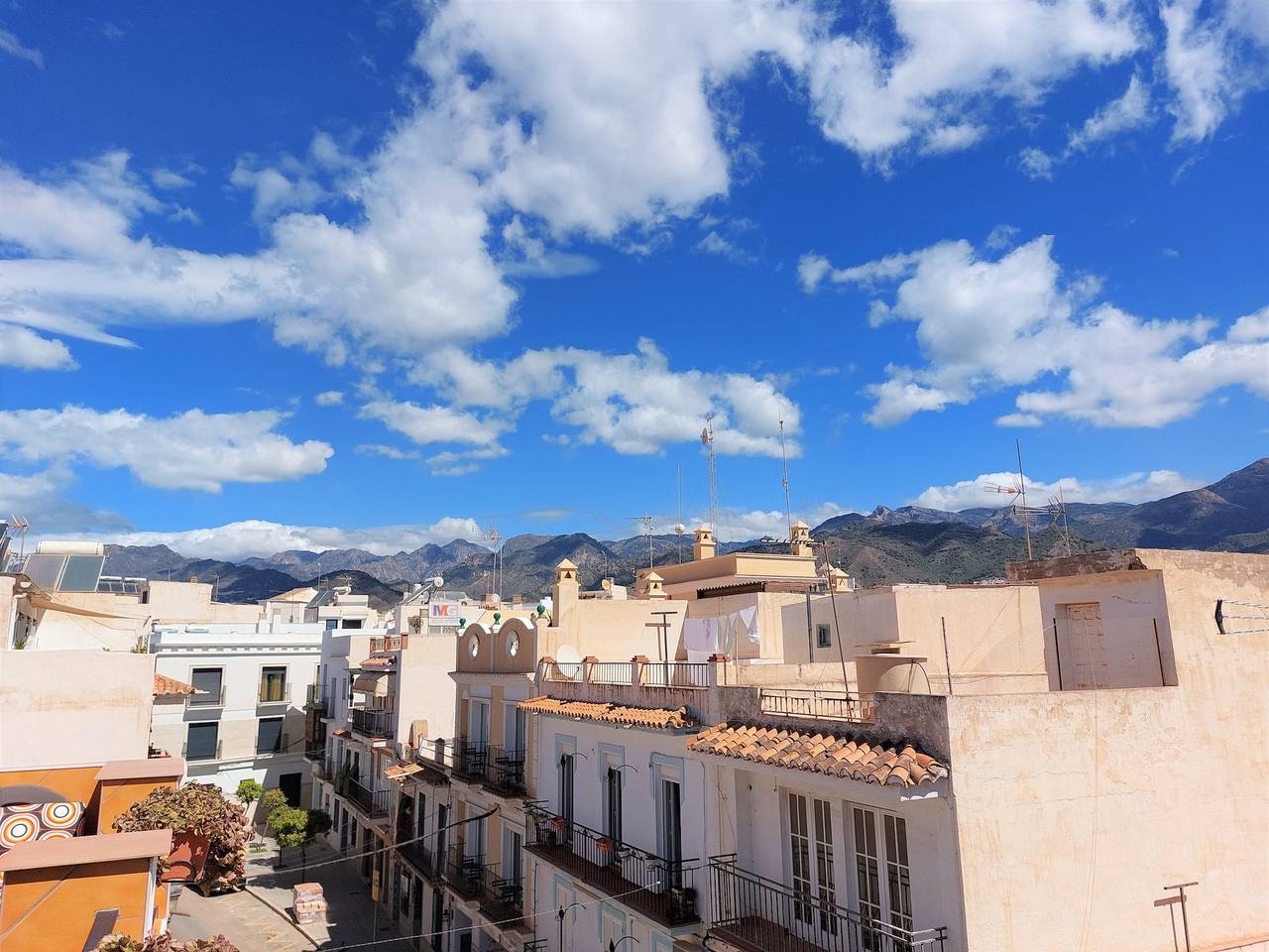 Entire studio, Holiday Studio 'Lola' with Mountain View, Private Terrace, A/C & Wi-Fi in Nerja Centre, Nerja