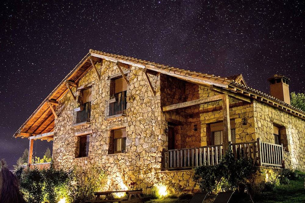 Una casa especial para disfrutar del cielo nocturno de Gredos, Reserva Starlight in Navarredonda de Gredos, Provincia de Ávila