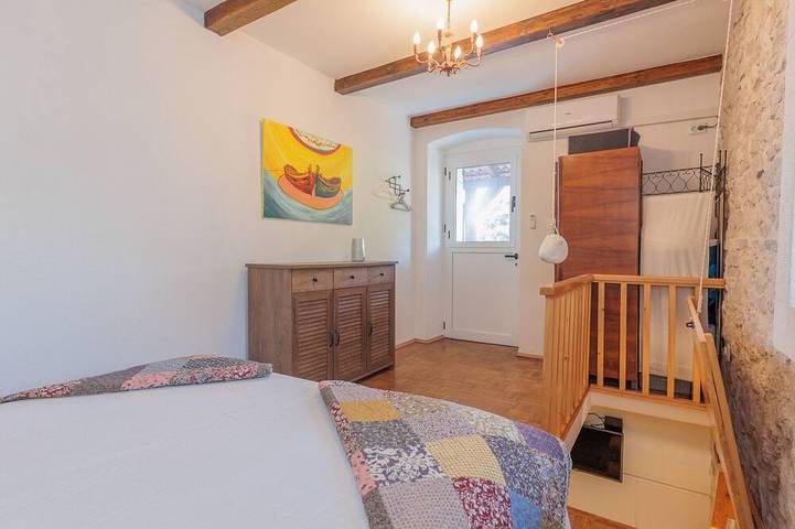 Traditionelles Steinhaus am Meer in Preko in Plaža Jaz, Poljana