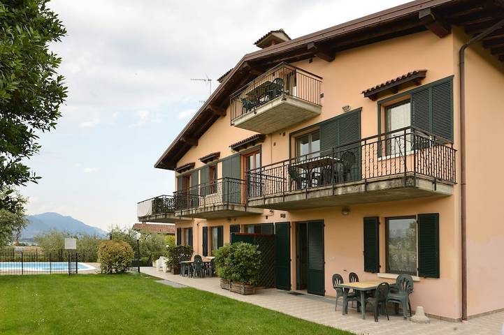 Ganze Wohnung, Penthouse apartment lake view wi-fi swimming pool parking with gate in Manerba del Garda, Gardasee-Berge