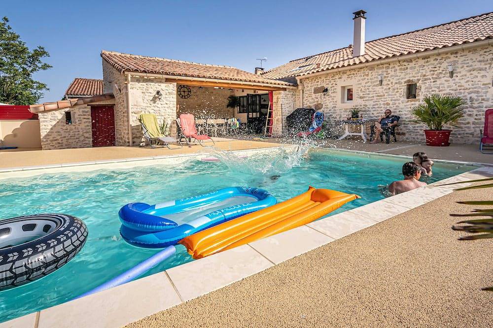 Maison rénovée pour 14 pers avec piscine chauffée, jardin, baby-foot, proche Puy du Fou et La Rochelle in L'Hermenault, Fontenay-le-Comte