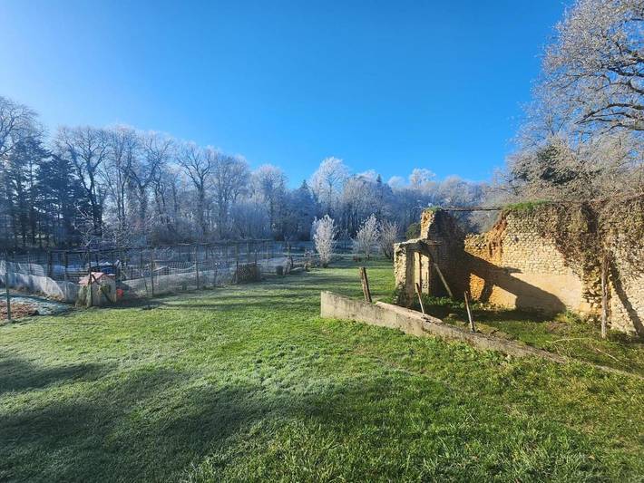Gîte pour 3 personnes, avec Terrasse et Jacuzzi ainsi que Jardin et Vue à Saint-Maigrin