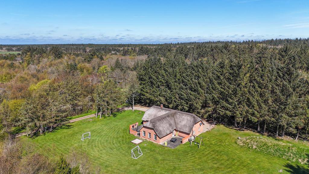 Quietly located pool house for 8 people on the Danish west coast in Vester Husby, Husby