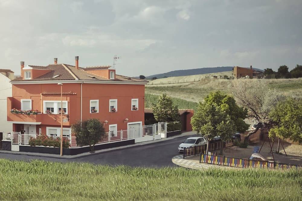 Rural House The Willow. 2.5 km from the city of Cuenca. Groups of up to 23 people in Cuenca, Cuenca Provinz