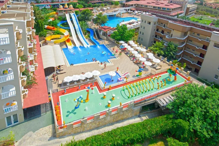 Aparthotel para 4 personas, con vistas además de jardín y piscina - 1