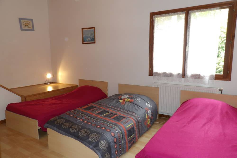 Maison pour 15 personnes à Salat, piscine chauffée à partager de 100 m2, wifi in Sarlat-la-Canéda, Périgord Noir