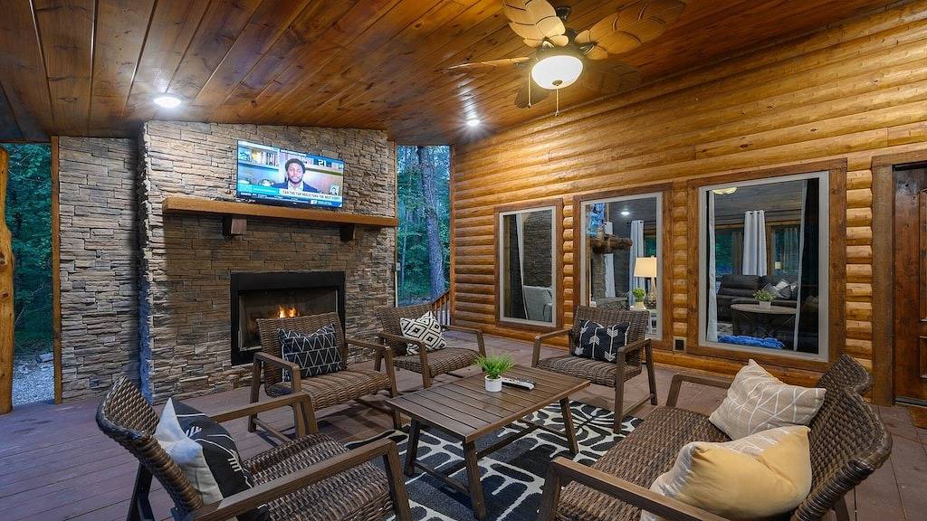 Blue Pine Divine - 1+ Bedrooms, 2 Baths, Sleeps 6, pet friendly, Hot Tub in Broken Bow, Broken Bow Lake