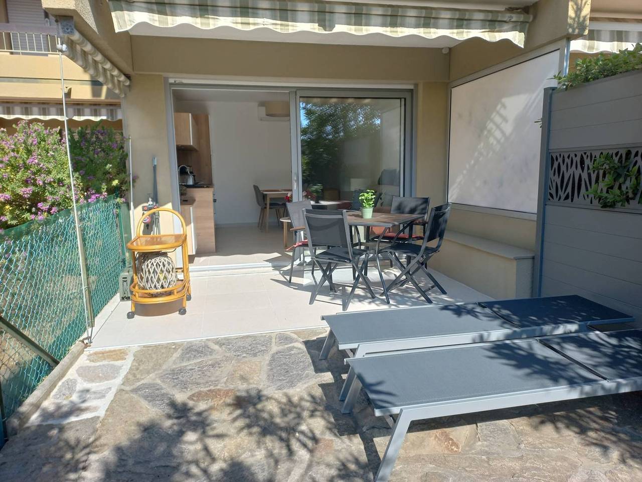 Entire apartment, Air-conditioned T1 with Terrace, Pool, Parking, Walk to Beach, Shops in Bormes-les-Mimosas, Parc national Port-Cros