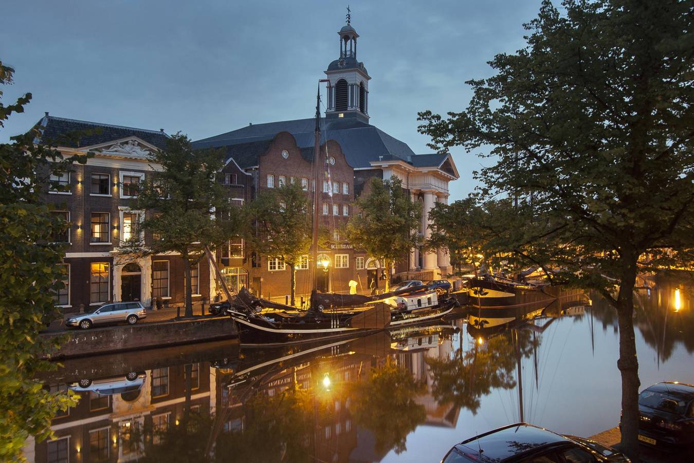 Entire studio, Canal-view Studio Sleeps 2 - Pets welcome - Wifi in Schiedam, South Holland