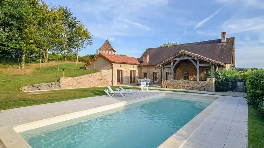 Location de vacances pour 9 personnes, avec jardin et piscine à Saint-Médard-d'Excideuil