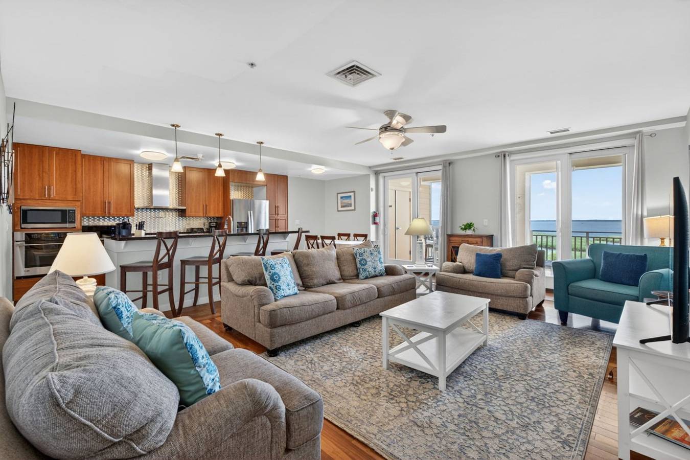 Entire apartment, New! Oceanfront Penthouse/ 2 Decks/ Pool/Beach/Gym in Virginia Beach