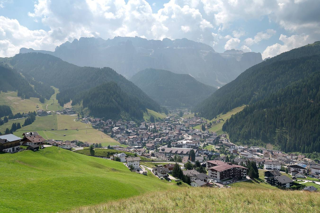 Ganze Wohnung, Ferienwohnung 'Fën' mit Bergblick, Gemeinschaftsgarten und Wlan in Daunëi, Wolkenstein