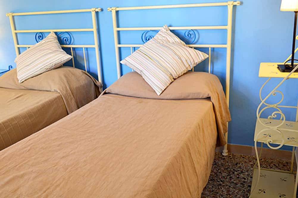 Entire apartment, Apartment with veranda and garden just 300 meters from the sea in Marina di Castagneto Carducci, Etruscan Coast