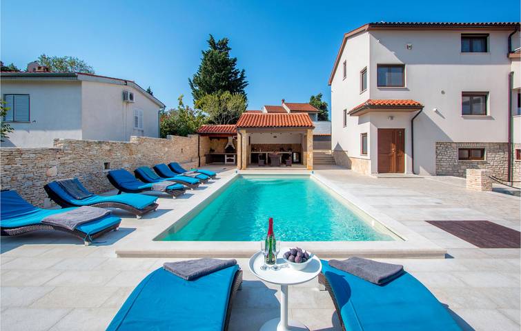 Gemütliche Ferienwohnung mit Terrasse, WLAN und Parkplatz in der Nähe des Strandes Bijela in Premantura, Südküste Istrien