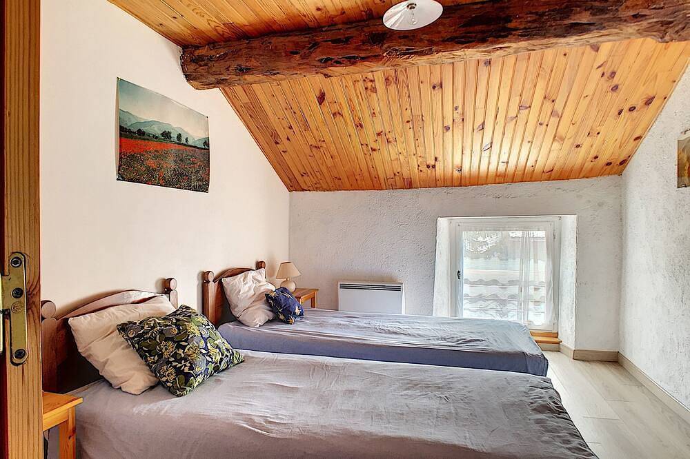 Ancienne ferme de montagne rénovée, proche station de ski, 6 personnes in Llo, Parc naturel régional des Pyrénées catalanes
