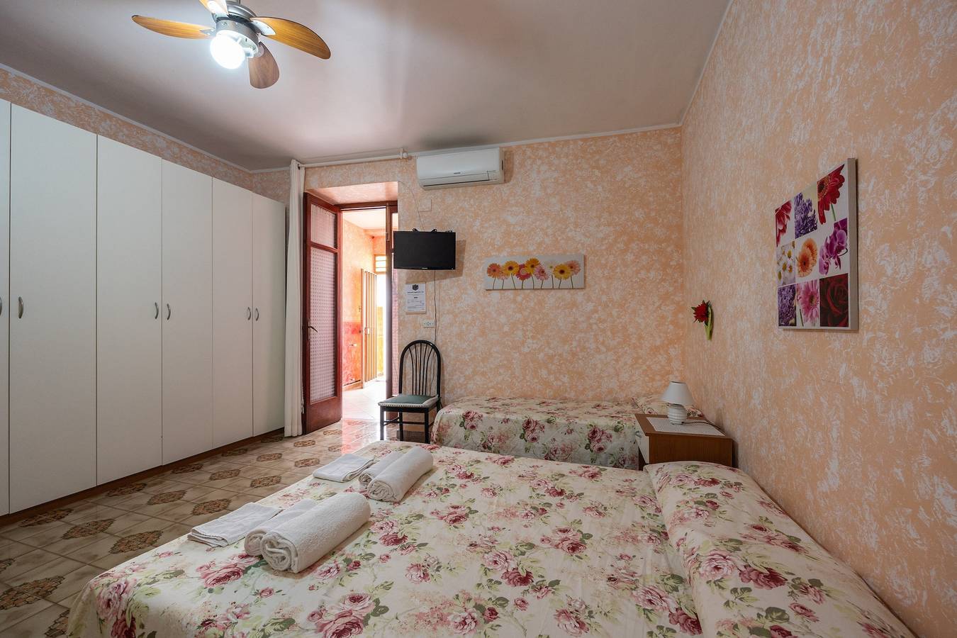 Room 'Appartamento 1 - Stanza 12' with Shared Terrace, Wi-Fi and Air Conditioning in Ficarra, Monti Nebrodi