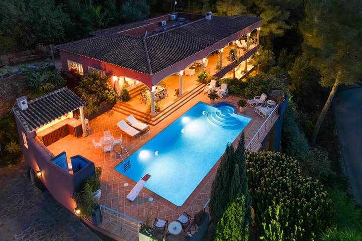 Chalet para 8 personas, con jardín y sauna además de piscina y vistas en Pedreguer