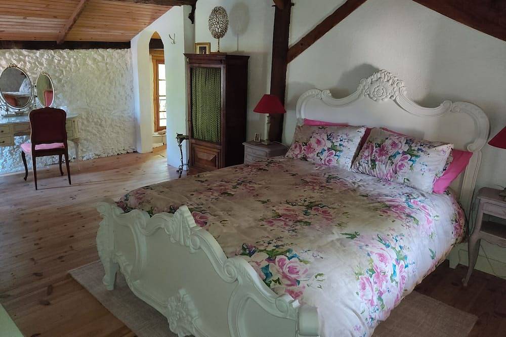 Family house, sleeps 6/8, pets welcome in Périgord Blanc