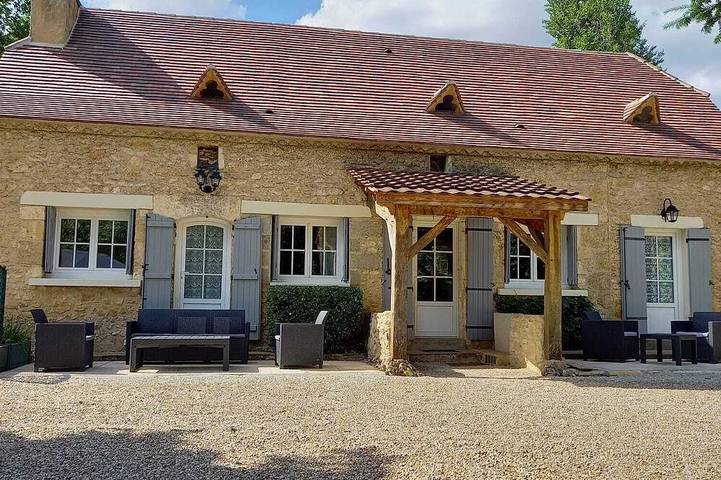 Gîte pour 8 personnes, avec terrasse ainsi que jardin et piscine