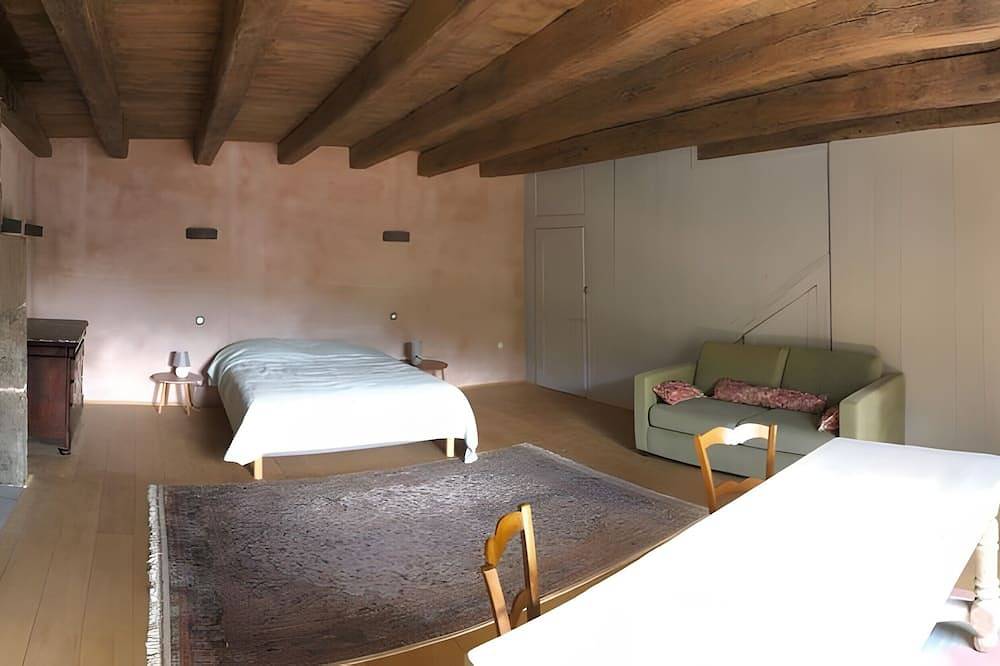 Gîte de charme face à la montagne avec terrasse privée, vue panoramique et Wi-Fi in Saint-Vincent-de-Salers, Parc naturel régional des Volcans d'Auvergne
