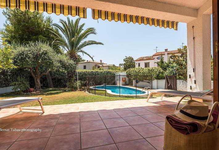Huisdiervriendelijke villa op 100m van het strand met zwembad & Wi-Fi in Platja Llarga de Berà (Creixell), Roda de Berà