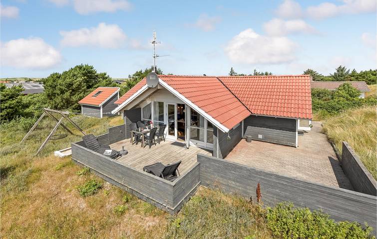 Ferieudlejning for 6 personer, med sauna og jacuzzi såvel som terrasse og have i Bjerregård