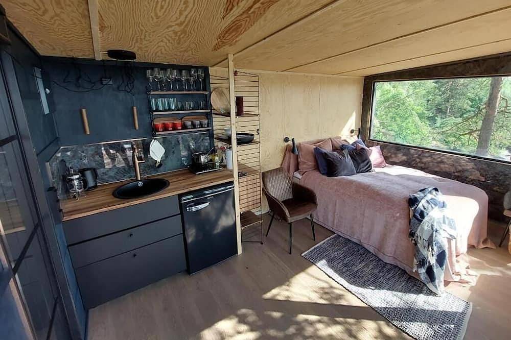 Luxury by the fjord of Oslo.  Welcome to a mirrored cabin with great views in Nesodden