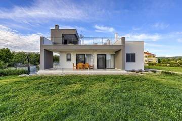 Ferienhaus für 8 Personen, mit Ausblick und Garten sowie Balkon, kinderfreundlich in Dalmatien