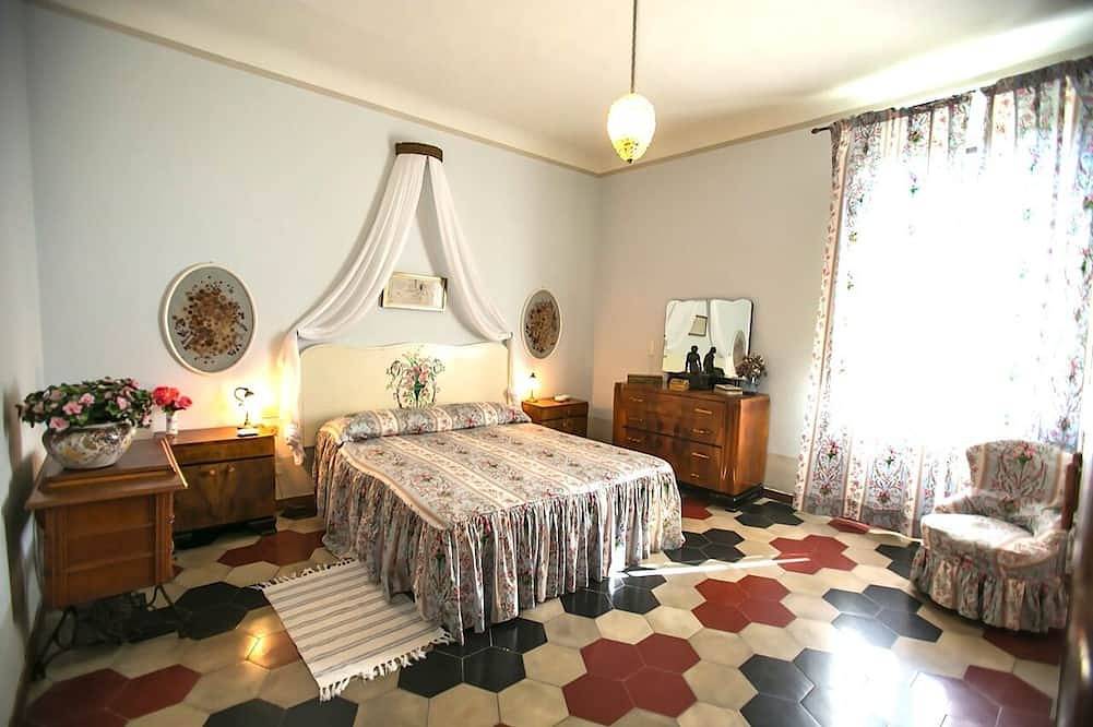 Villa Ascara - Fifteen Bedroom Villa, Sleeps 30 in Siena, Siena Province