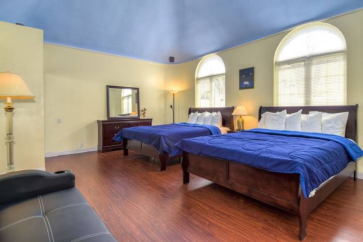 Vacation rental for 10 people, with yard in Anaheim