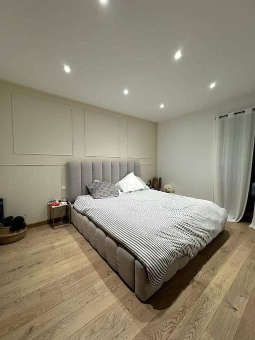 Location de vacances pour 6 personnes, avec Terrasse et Jardin ainsi que Piscine et Vue à Périgny - 4